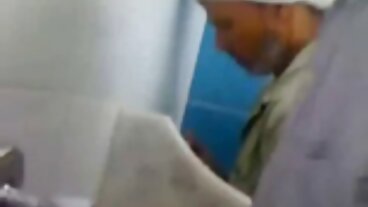 يحتضن ثلاثة أطفال جدد افلام سكسي مقاطع صغارًا في السرير ويلعبون مع ديك محظوظ
